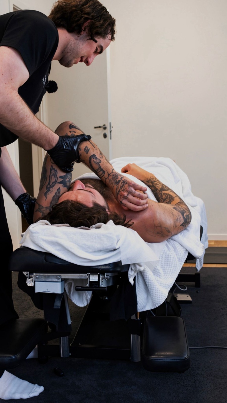 Coach arbetar med en klient på NVA Health Center